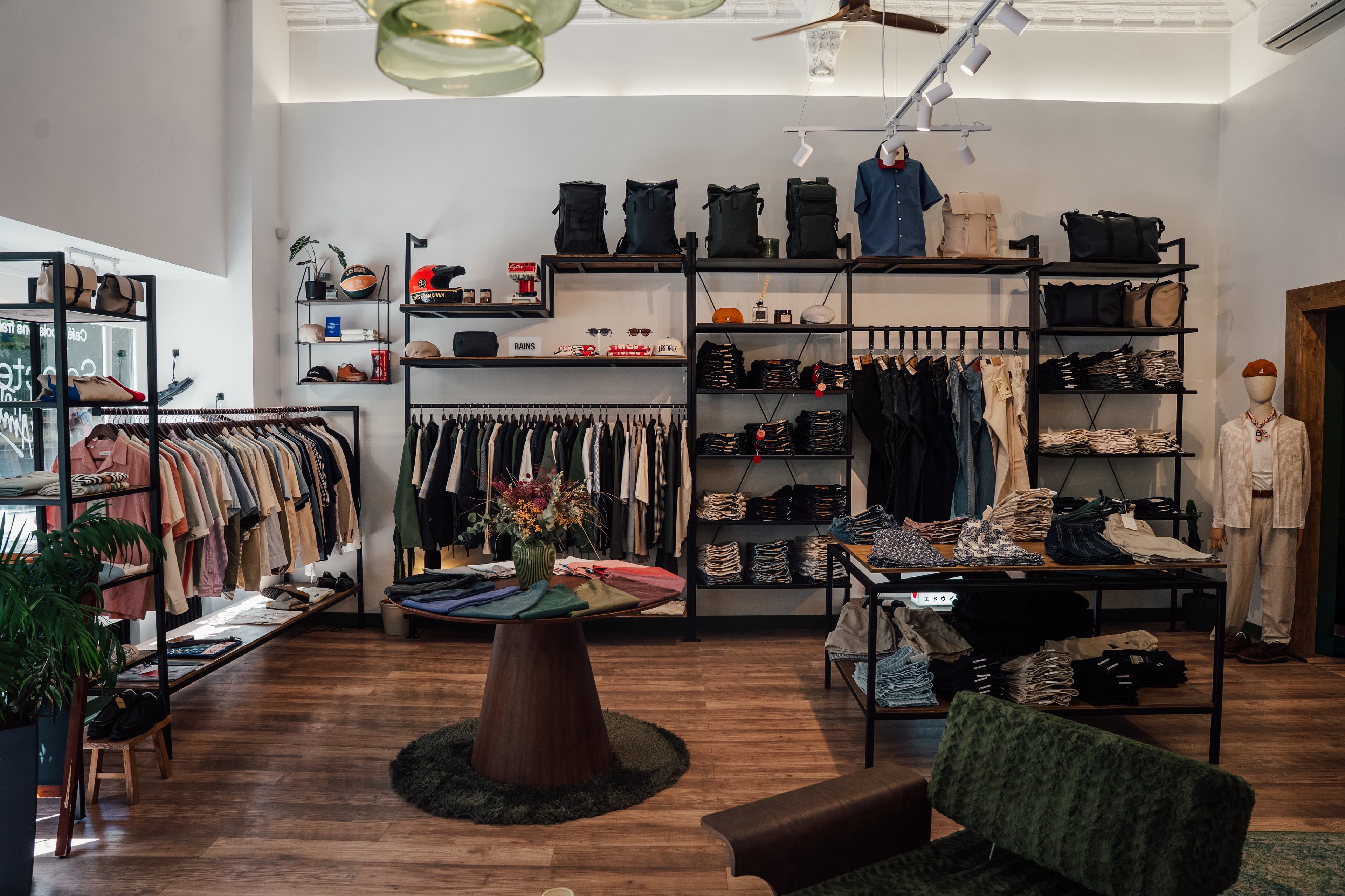 Vue intérieure de la boutique Legacy, vêtements de marque